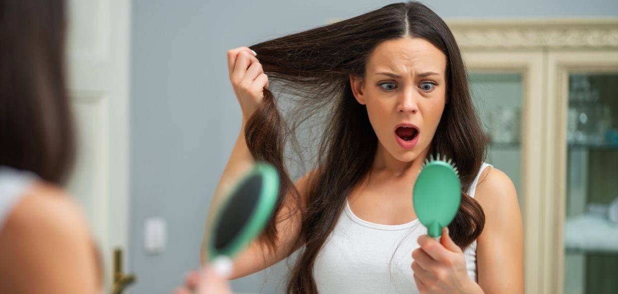 Caída del pelo en otoño: causas y qué se puede hacer para ponerle freno